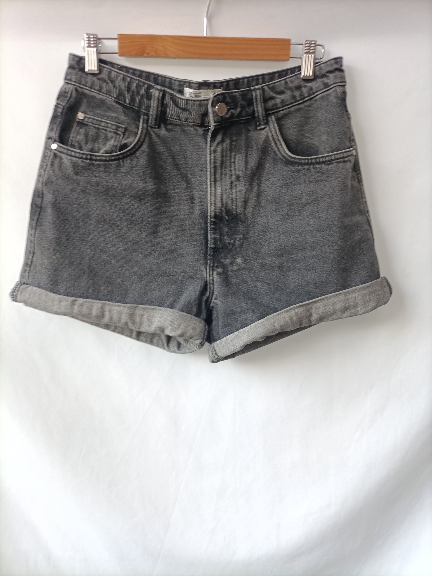 ZARA. Shorts gris denim T.38