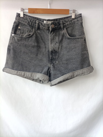 ZARA. Shorts gris denim T.38