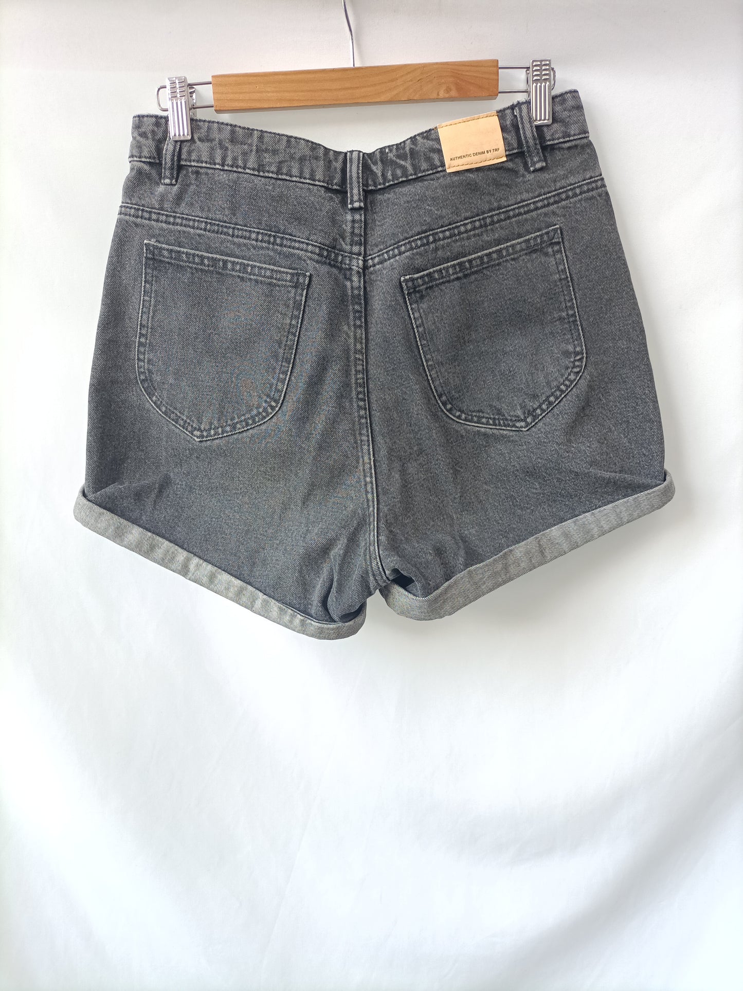 ZARA. Shorts gris denim T.38