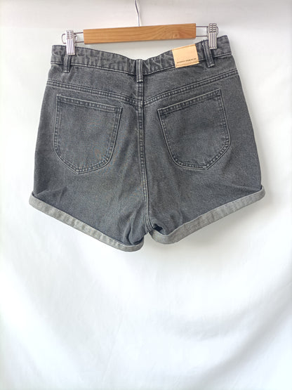 ZARA. Shorts gris denim T.38