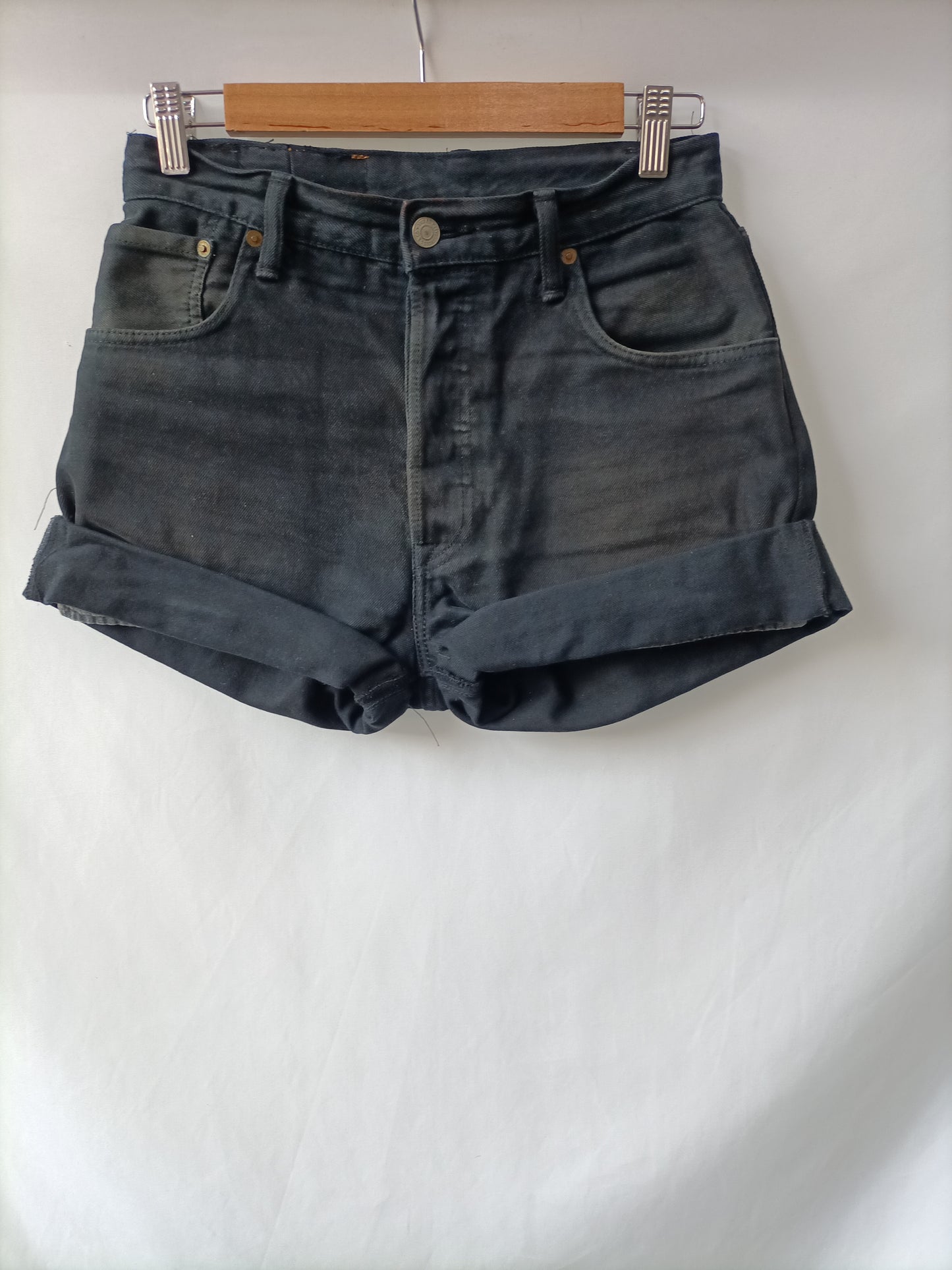LEVI'S. Shorts negro denim T.34 (tara)