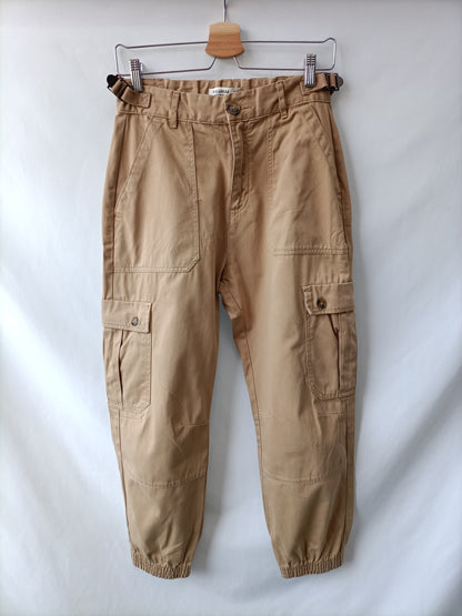 PULL&BEAR. Pantalón camel cargo T.38