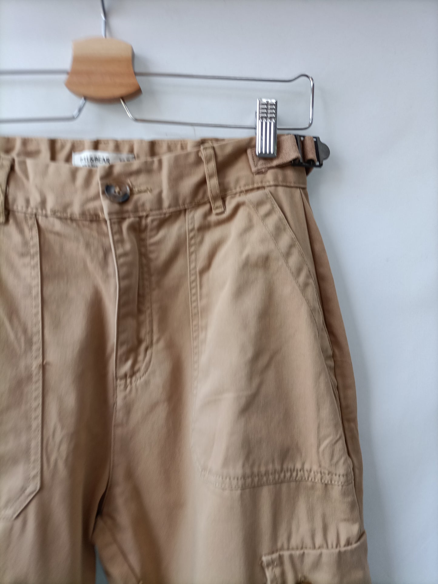 PULL&BEAR. Pantalón camel cargo T.38