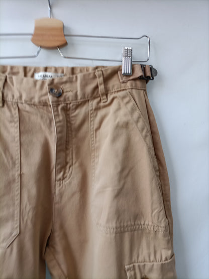 PULL&BEAR. Pantalón camel cargo T.38