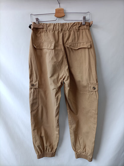 PULL&BEAR. Pantalón camel cargo T.38