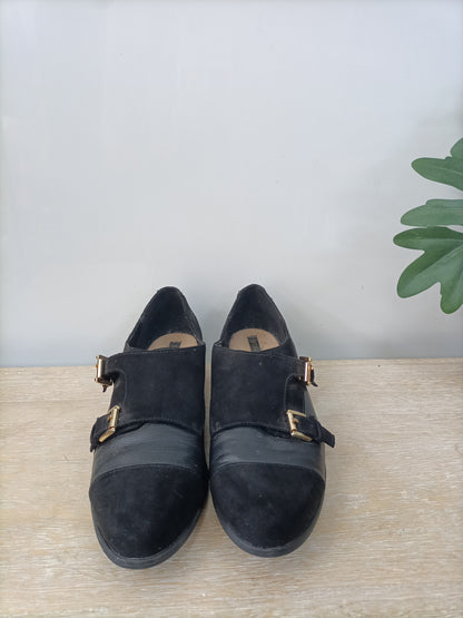 market.SFERA. Zapatos negro doble hebilla T.39