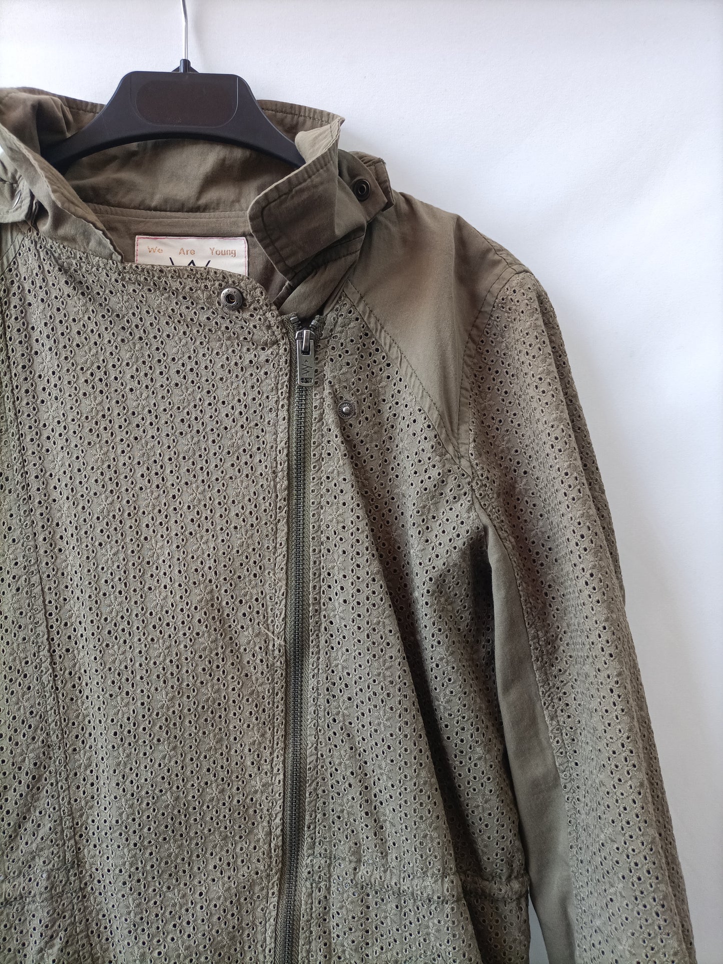 IKKS. Parka verde troquelada T.l