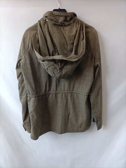 IKKS. Parka verde troquelada T.l