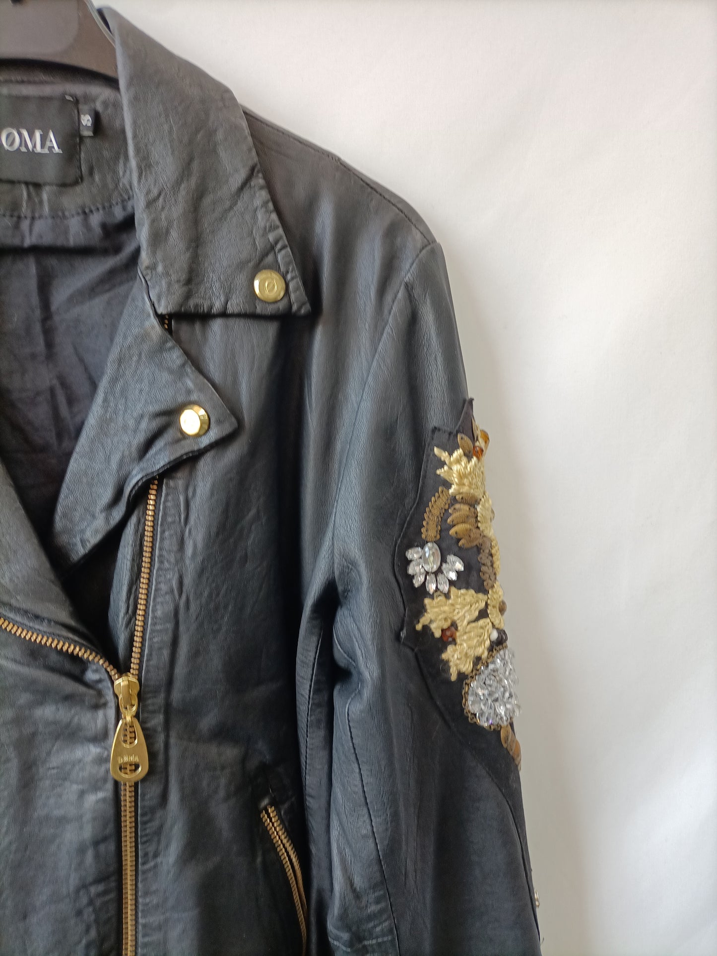 DOMA.Cazadora piel bordada y pedrería T.s