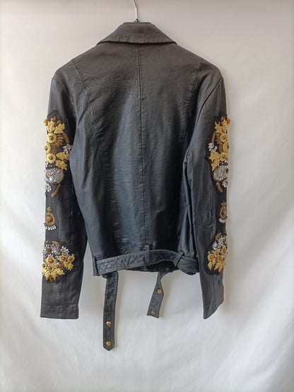 DOMA.Cazadora piel bordada y pedrería T.s