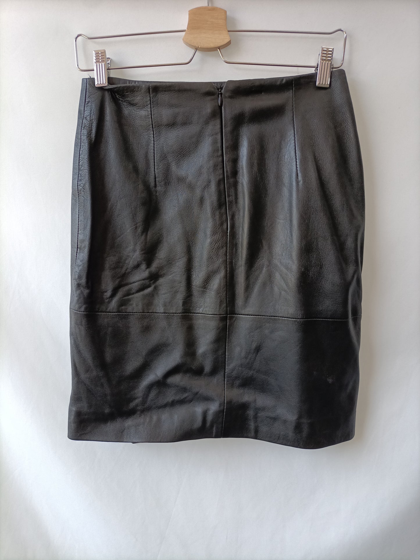 MANGO. Falda negra piel T.36