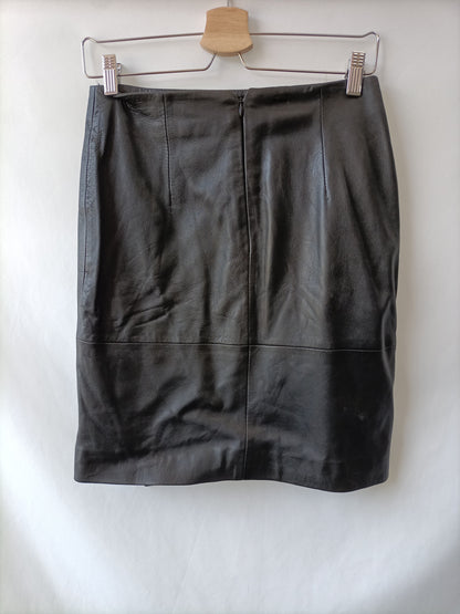 MANGO. Falda negra piel T.36