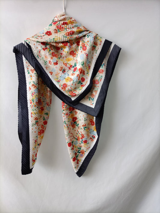 MANGO. Pañuelo Plisado flores