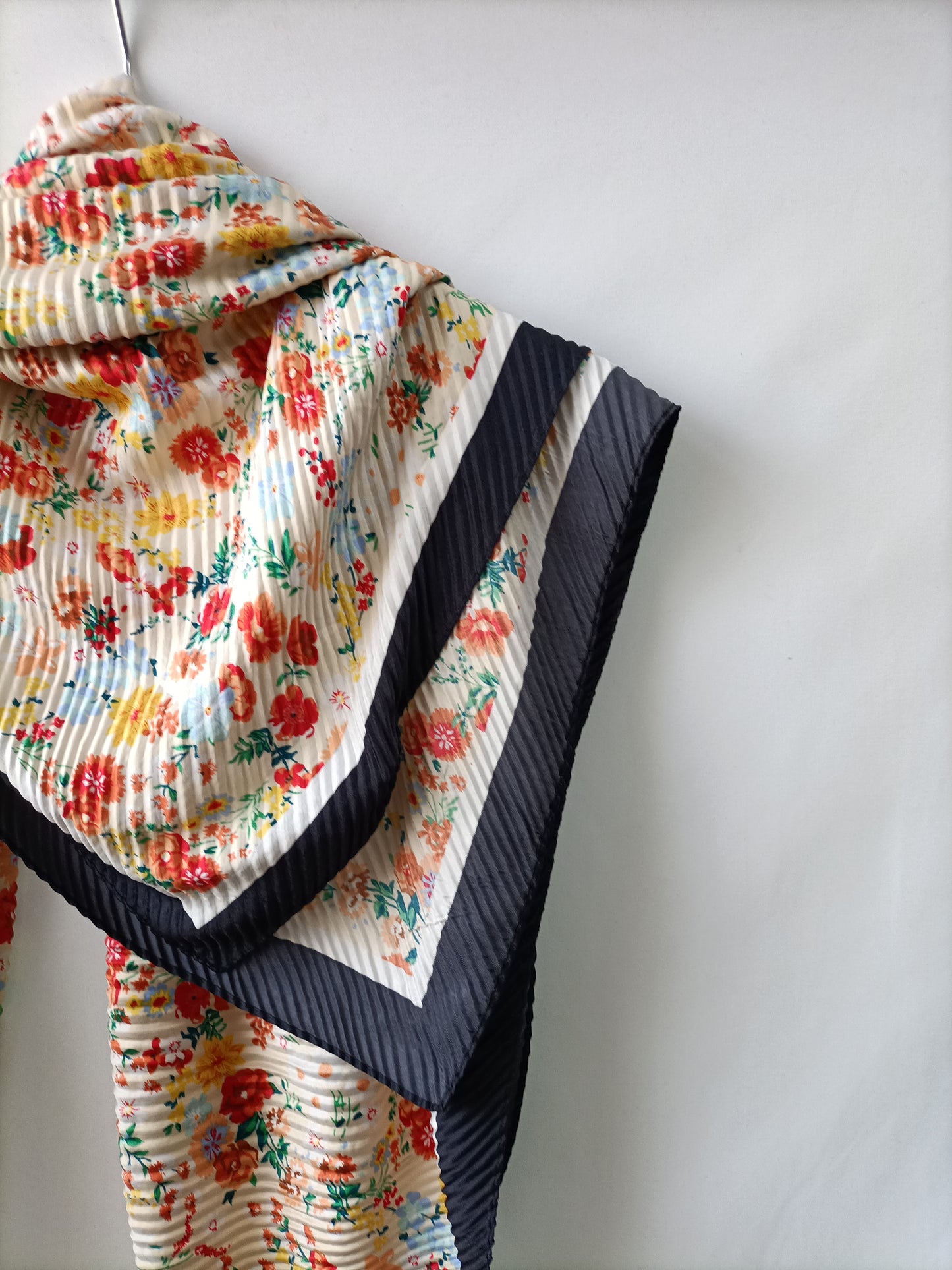 MANGO. Pañuelo Plisado flores