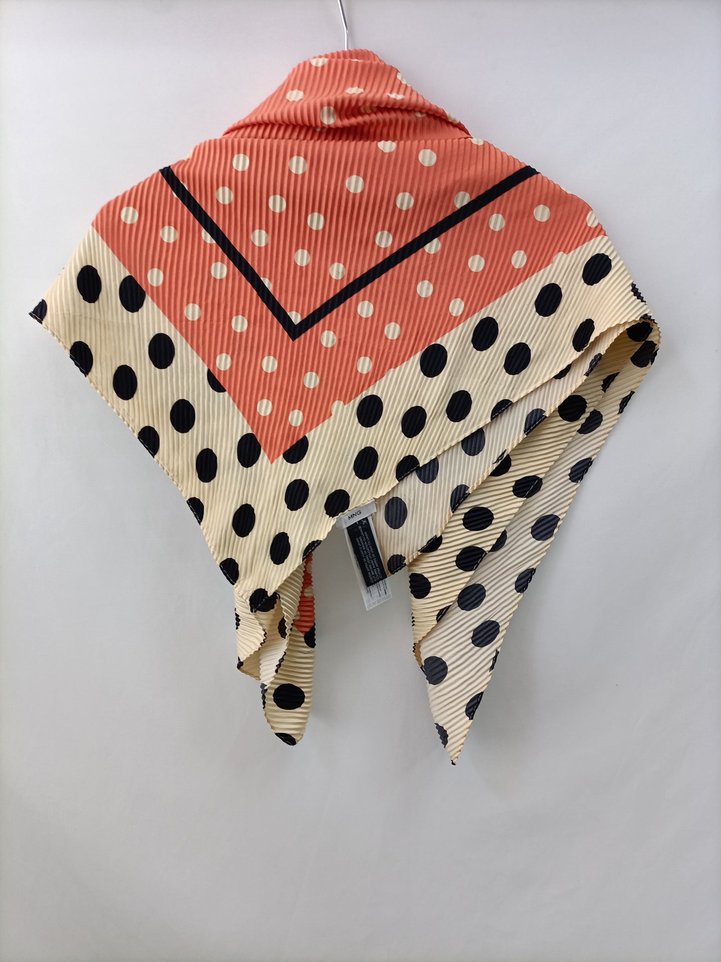 MANGO. Pañuelo Plisado lunares