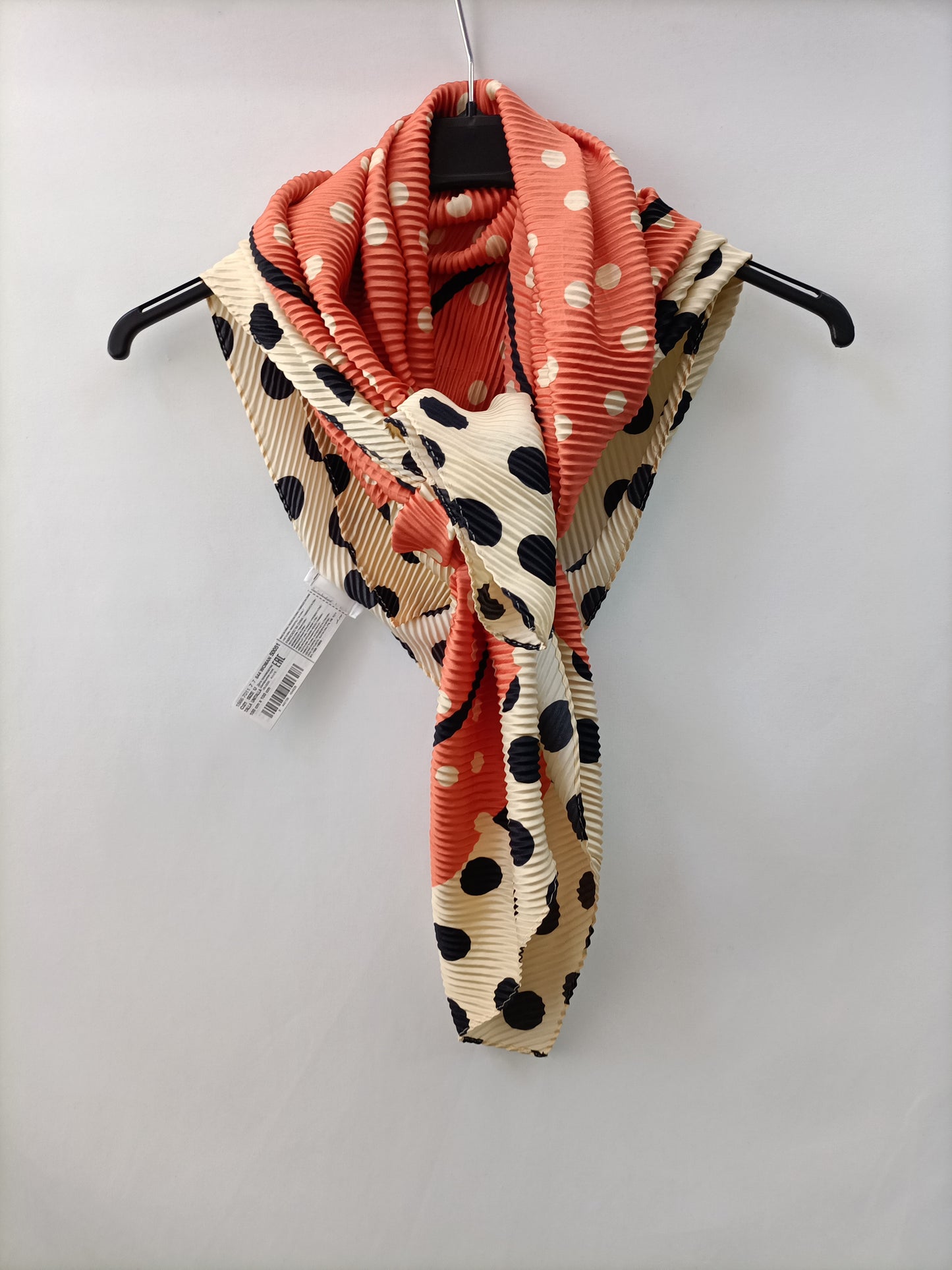 MANGO. Pañuelo Plisado lunares