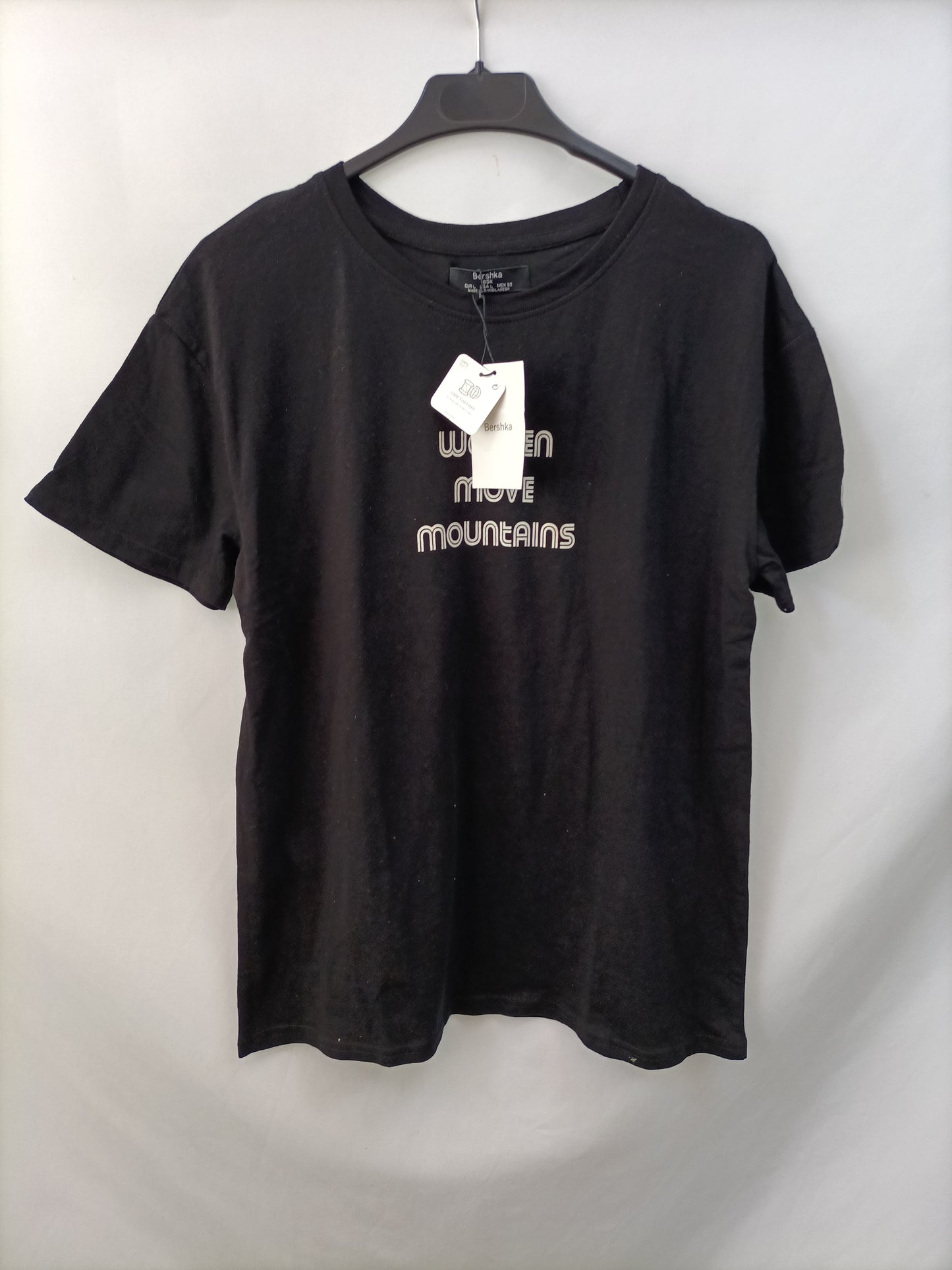BERSHKA. Camiseta negra letras T.l