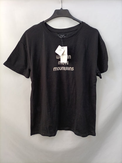 BERSHKA. Camiseta negra letras T.l