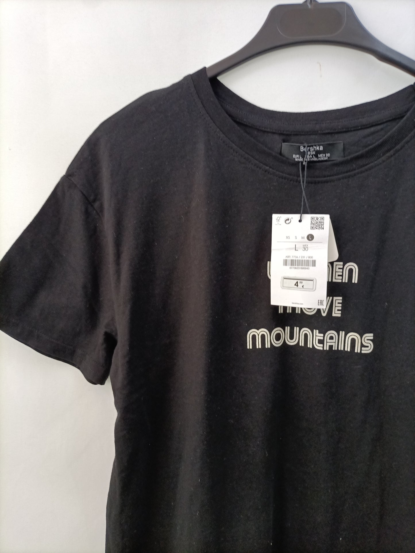 BERSHKA. Camiseta negra letras T.l