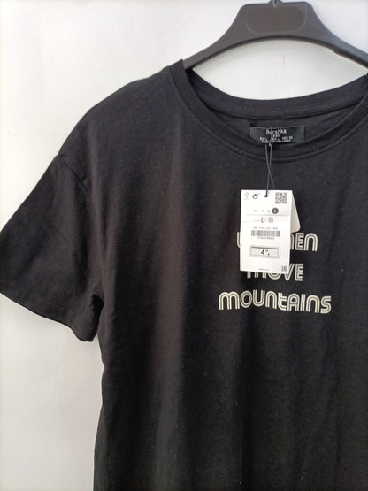BERSHKA. Camiseta negra letras T.l
