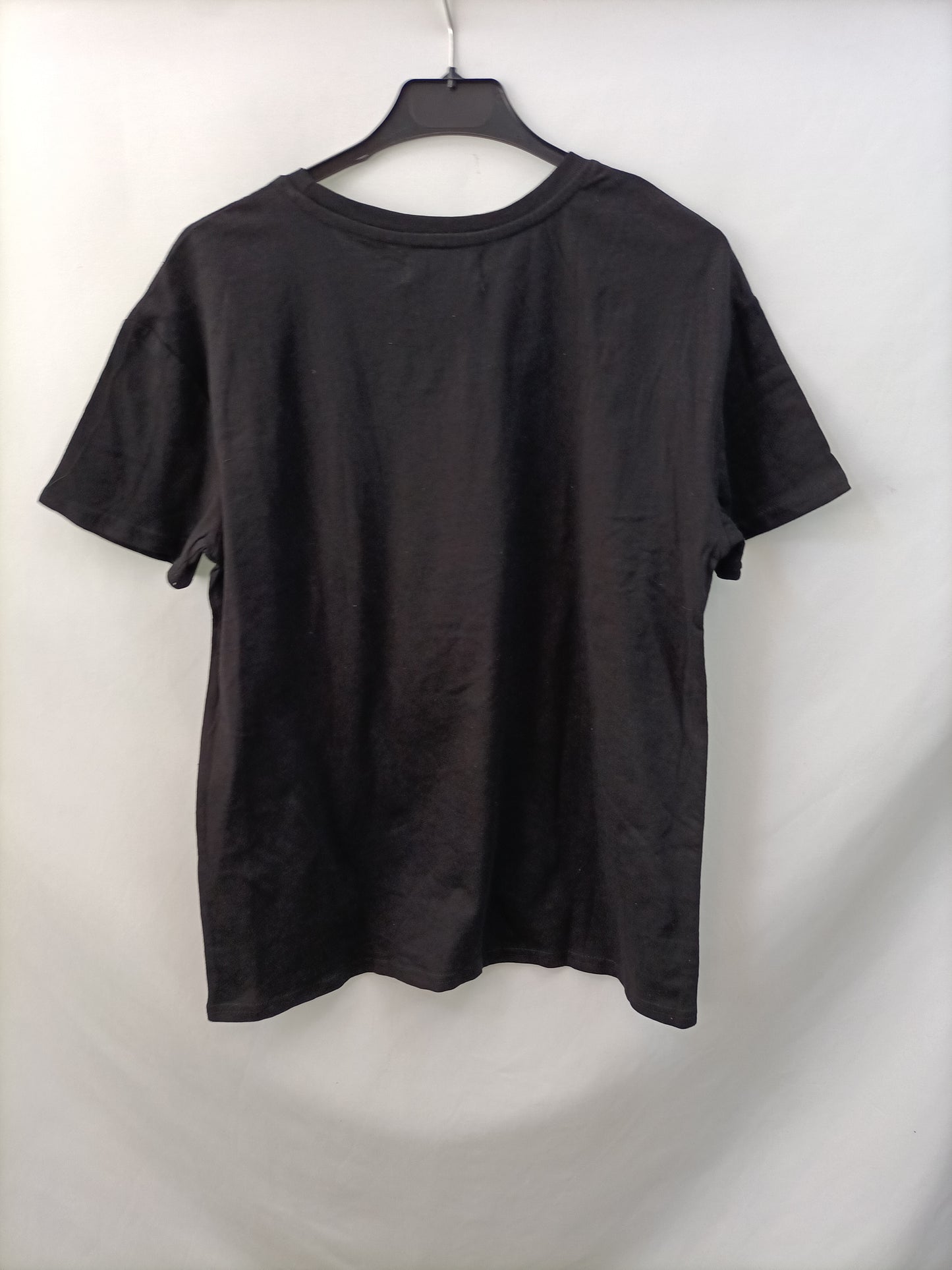 BERSHKA. Camiseta negra letras T.l