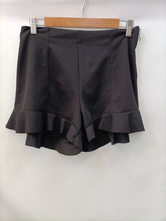 BERSHKA. Shorts negro volante T.40