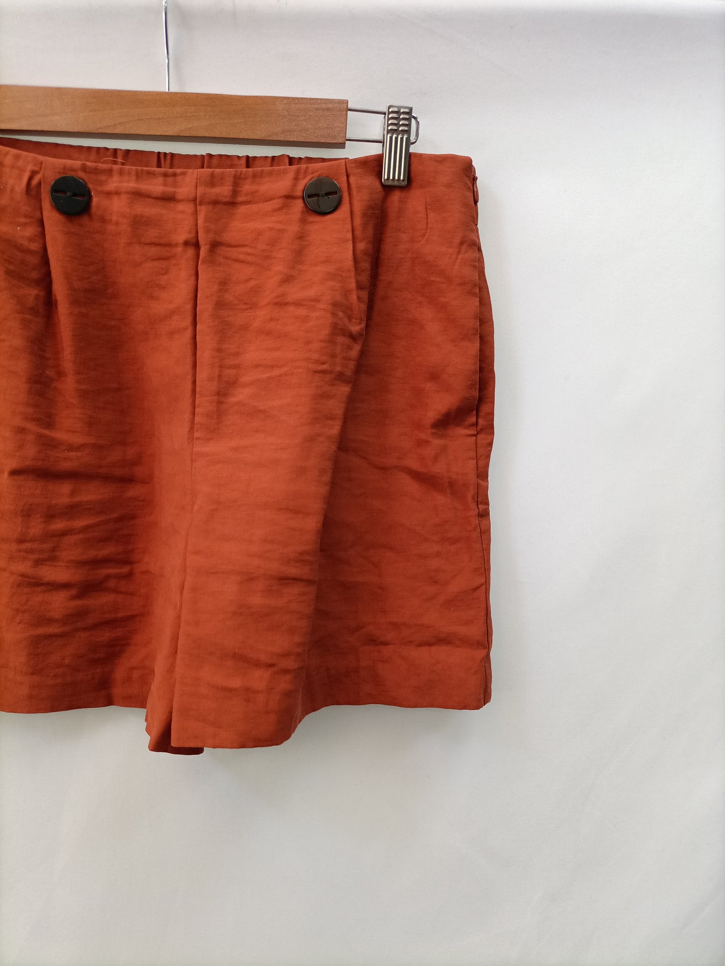 MANGO. Short fluido teja T.38