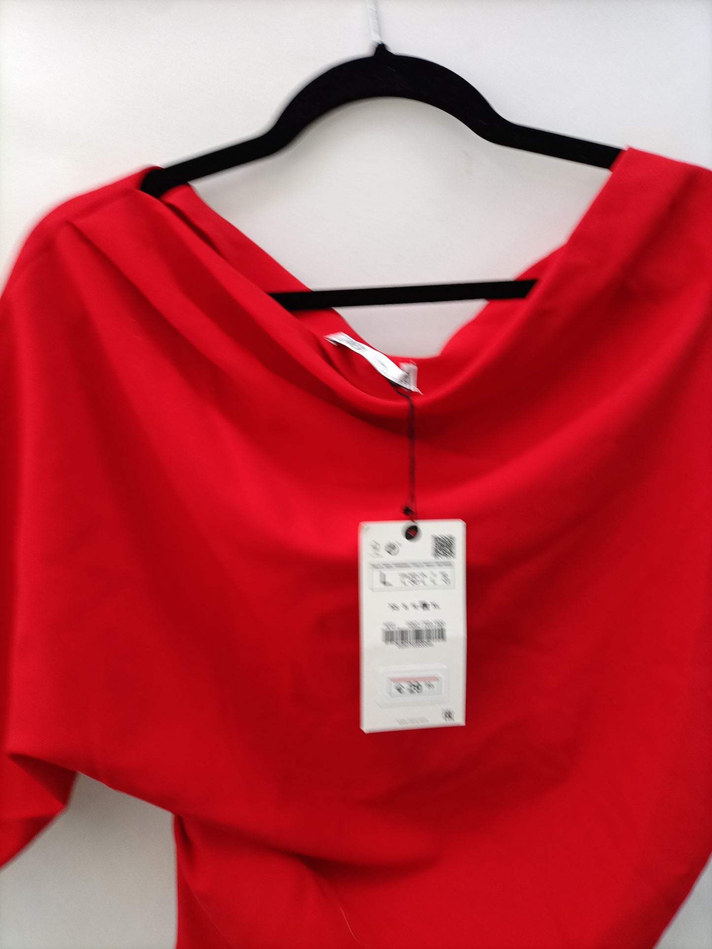ZARA. Asymmetrical red top Tl