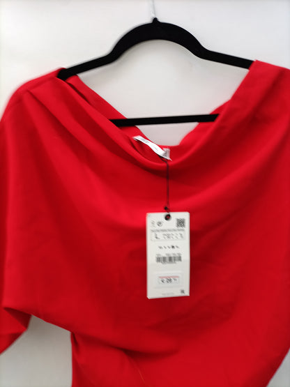 ZARA. Asymmetrical red top Tl