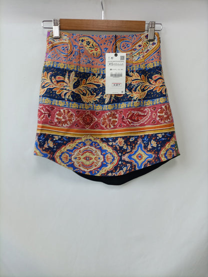 ZARA. Falda corta multiestampado T.xs