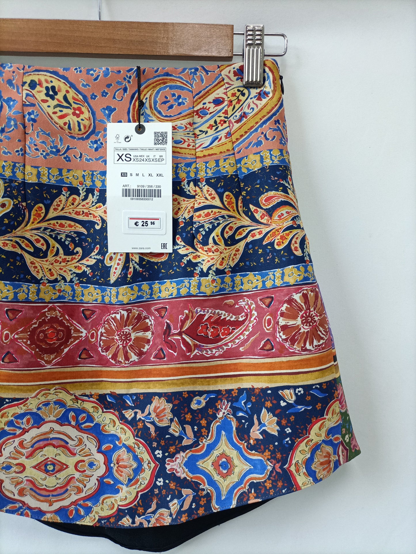 ZARA. Falda corta multiestampado T.xs