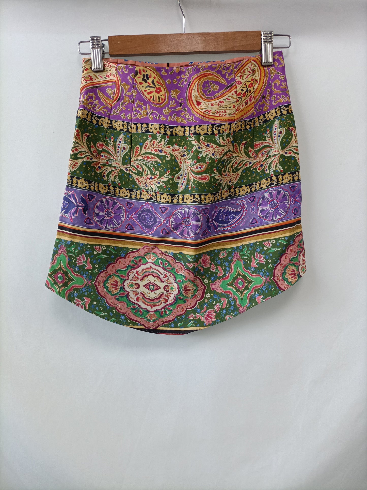 ZARA. Falda corta multiestampado T.xs