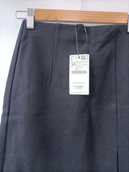 STRADIVARIUS. Falda negra básica T.xs