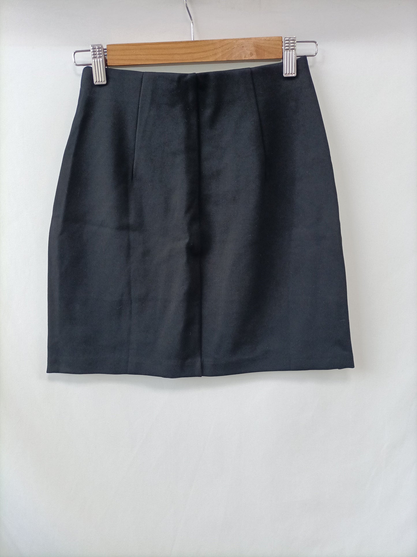 STRADIVARIUS. Falda negra básica T.xs