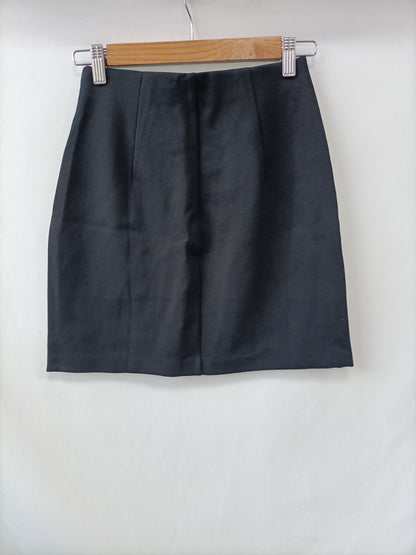 STRADIVARIUS. Falda negra básica T.xs