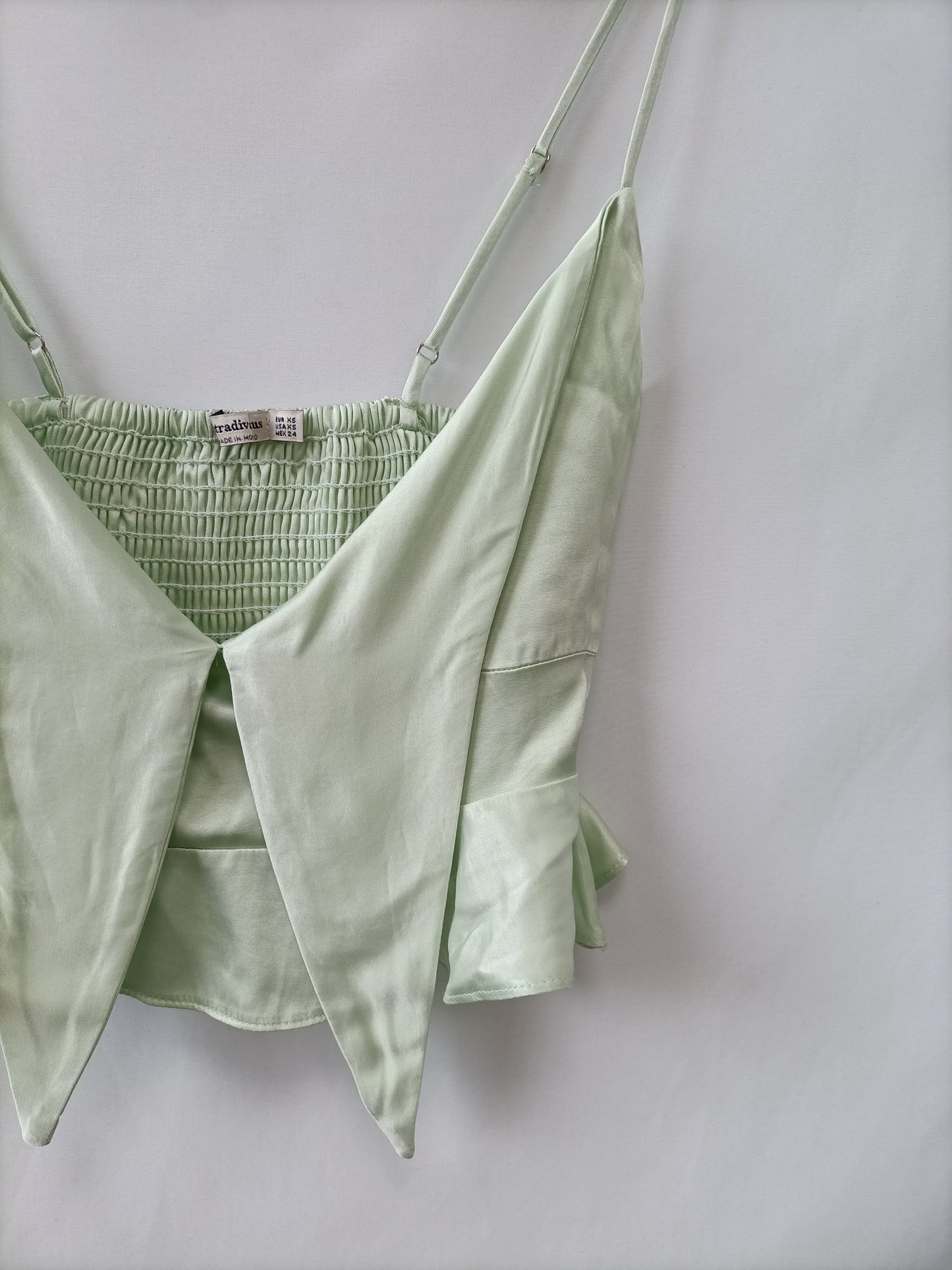 STRADIVARIUS. Top verde satinado T.xs