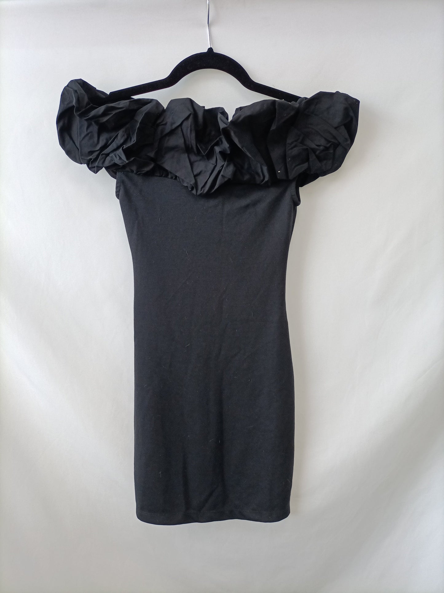 ZARA. Vestido negro volante T.s