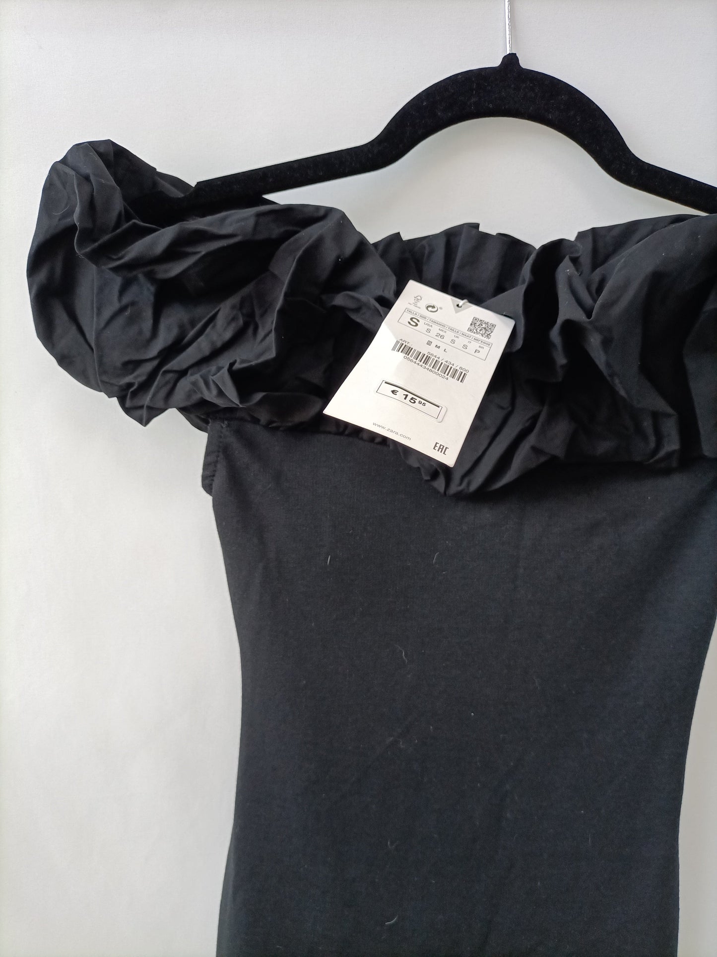 ZARA. Vestido negro volante T.s