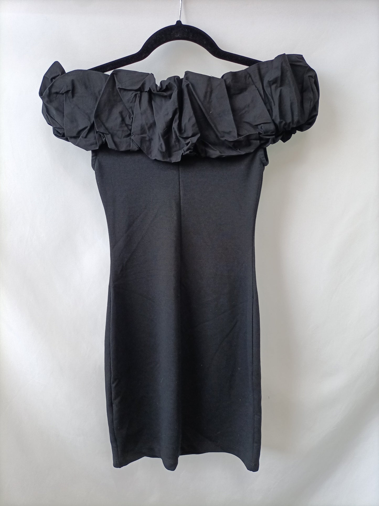 ZARA. Vestido negro volante T.s