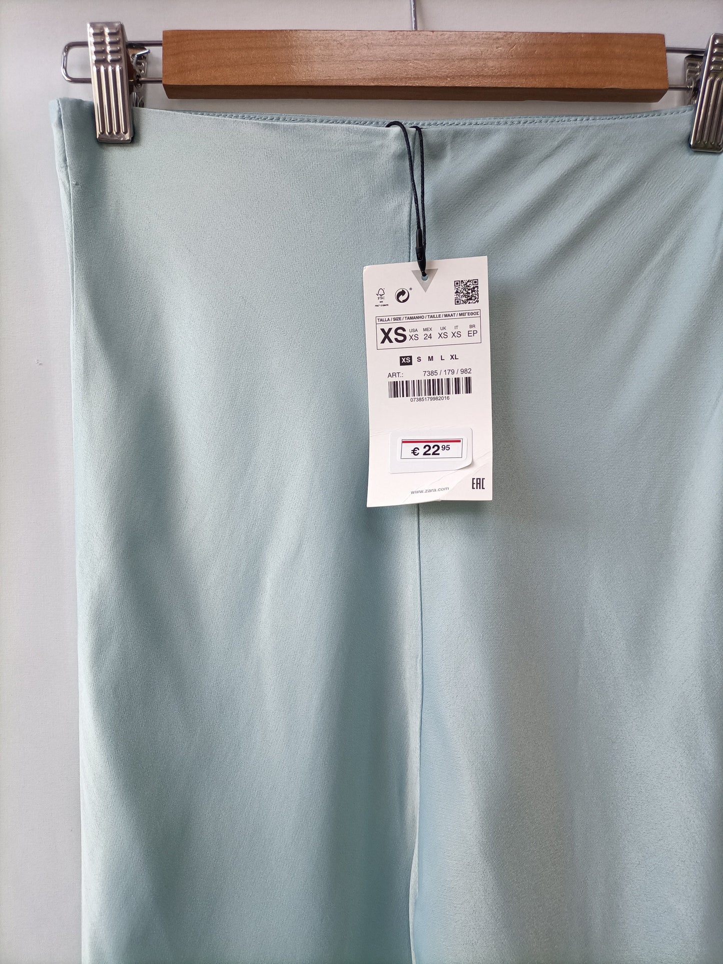 ZARA. Falda azul satinada T.xs