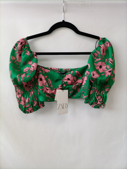 ZARA. Croptop verde flores T.xs