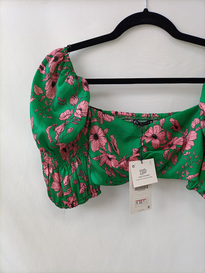 ZARA. Croptop verde flores T.xs