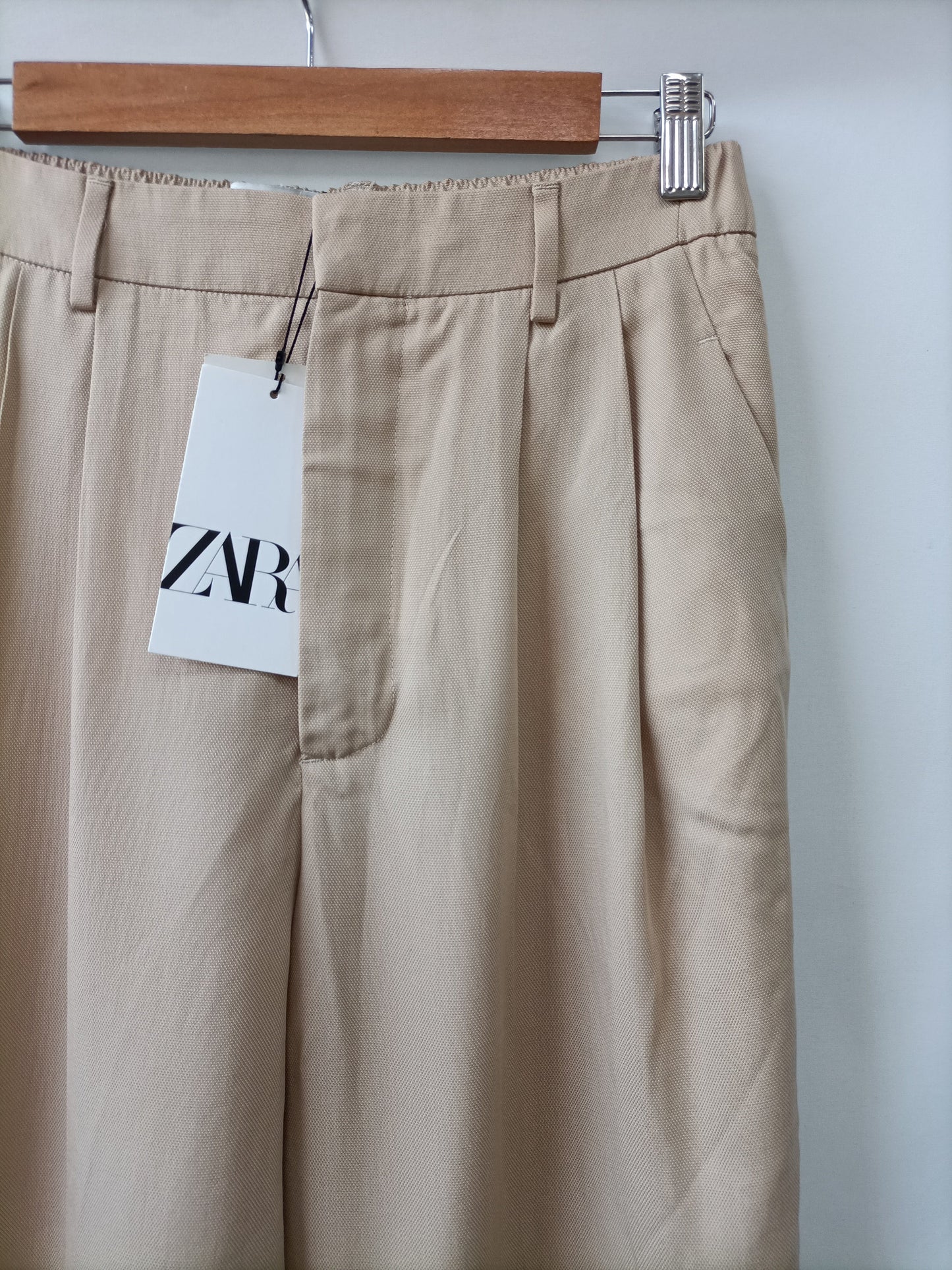 ZARA. Pantalón beige fluido T.xs