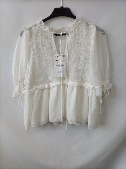 ZARA. Blusa blanca plumeti T.xs