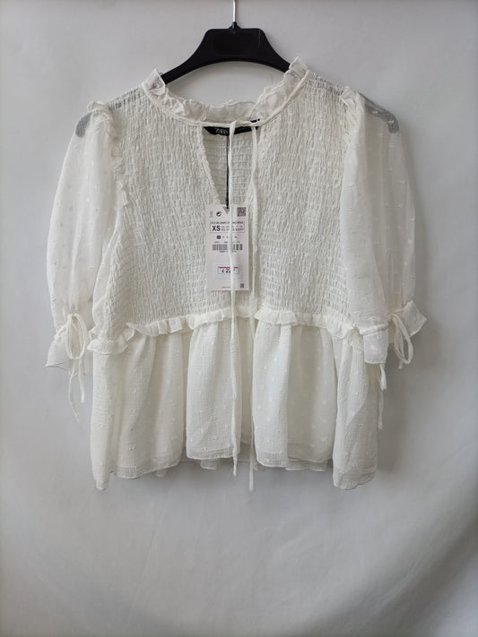 ZARA. Blusa blanca plumeti T.xs