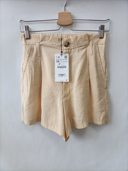 ZARA. Short beige fluido T.xs