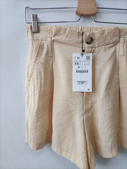 ZARA. Short beige fluido T.xs