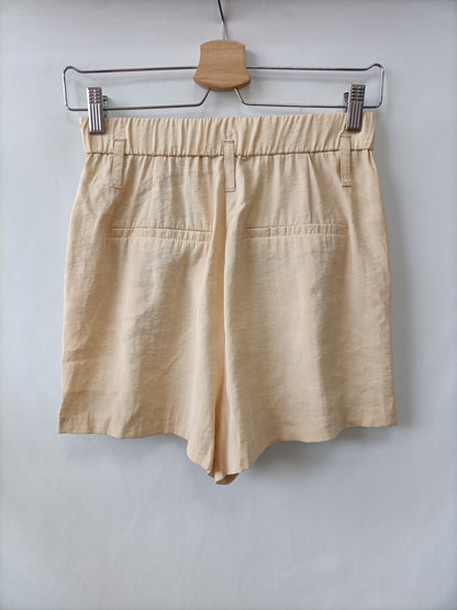 ZARA. Short beige fluido T.xs