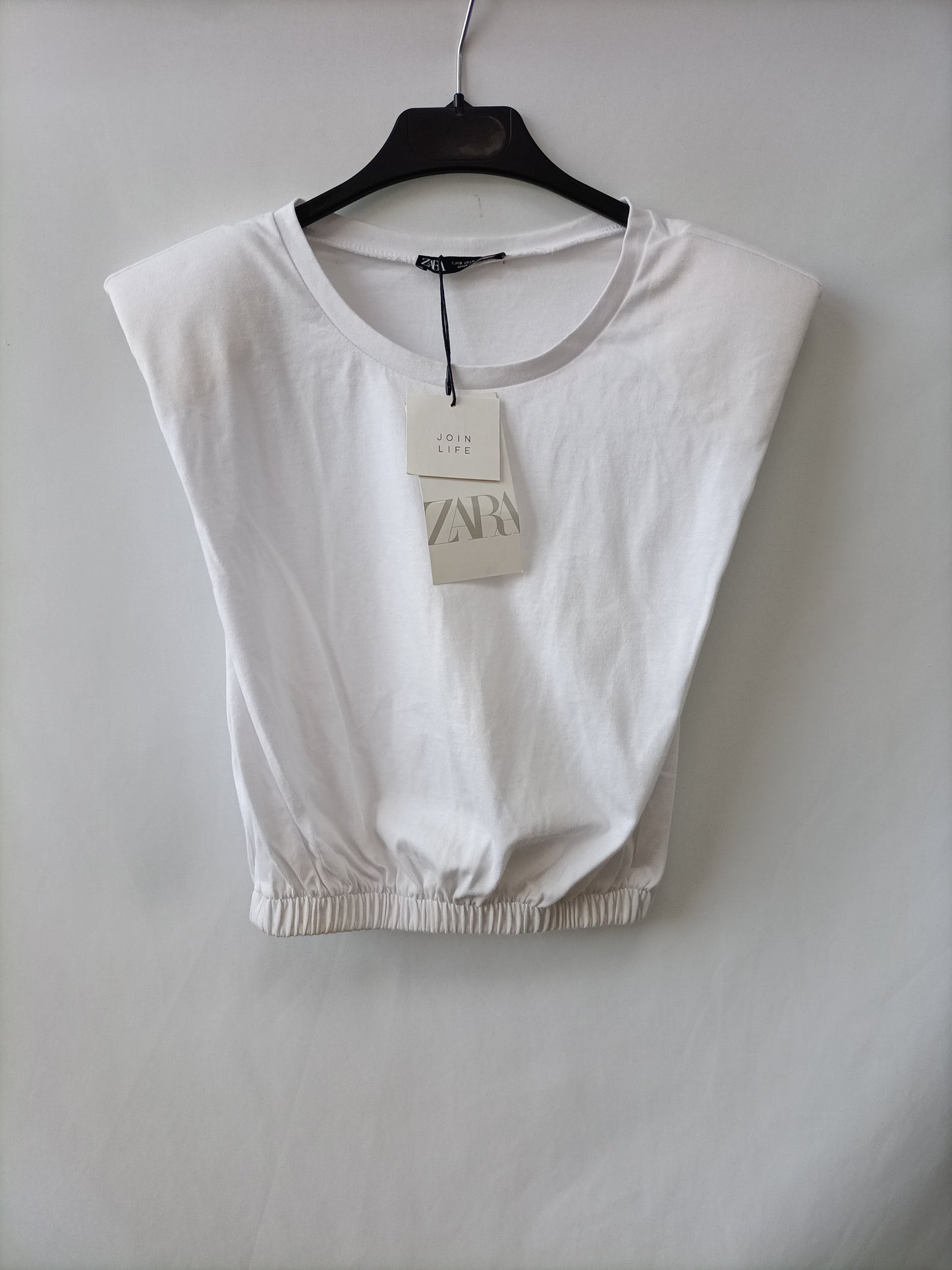 ZARA. Camiseta blanca hombreras T.s