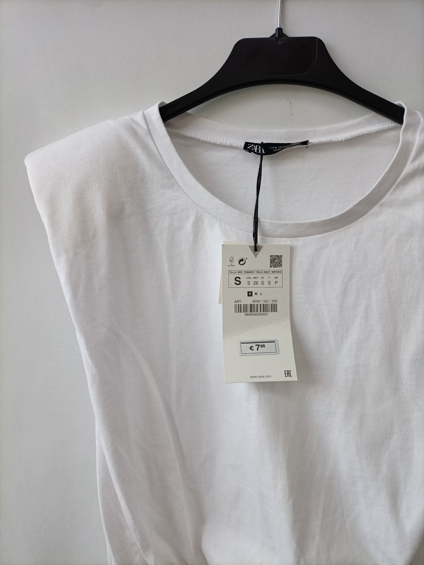 ZARA. Camiseta blanca hombreras T.s